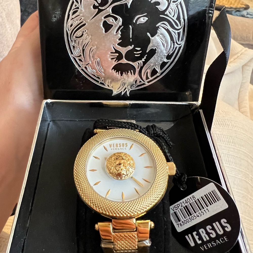 Brand new! Versus Versace Brick lane women watch. Never worn with tags! 🏷️ - Picture 7 of 9